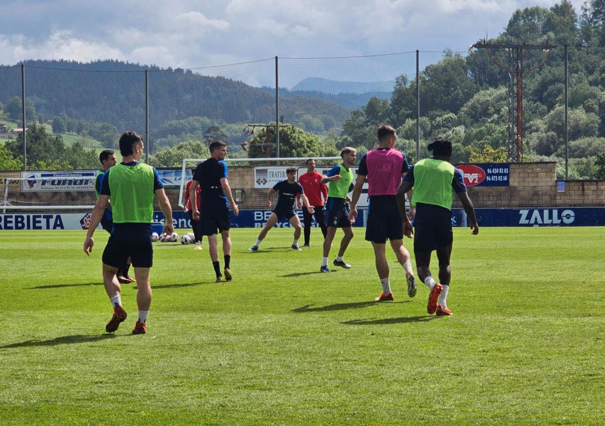 Jandro, al fondo de la imagen, vigila el entrenamiento de los suyos este viernes en Urritxe.