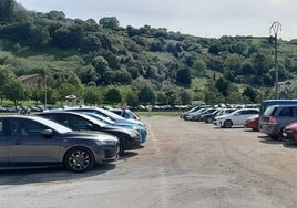 Coches aparcados en el nuevo parking de Altzaga.