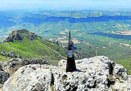 Alcanzamos la cima a través del collado entre Ioar y La Plana.