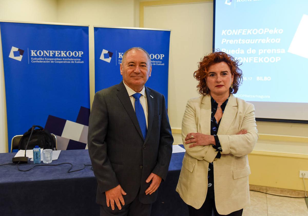 La presidenta de Konfekoop, Rosa Lavín, y el director, Iñaki Nubla, antes de la presentación en Bilbao.