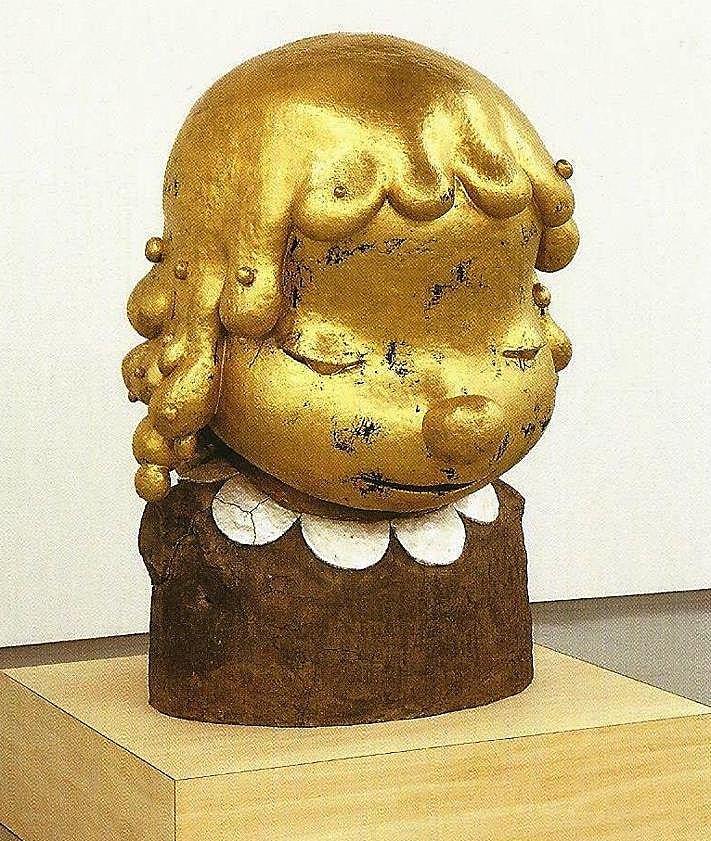 Imagen secundaria 2 - Yoshitomo Nara frente a un mural suyo y dos de sus obras: 'Too Young to Die' (2001) y 'Miss Forest' (2010).