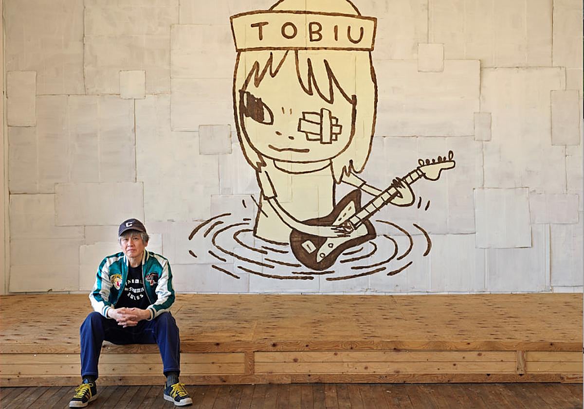 Imagen principal - Yoshitomo Nara frente a un mural suyo y dos de sus obras: 'Too Young to Die' (2001) y 'Miss Forest' (2010).