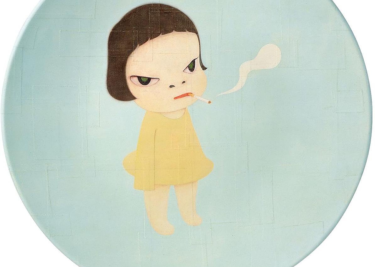 Imagen secundaria 1 - Yoshitomo Nara frente a un mural suyo y dos de sus obras: 'Too Young to Die' (2001) y 'Miss Forest' (2010).