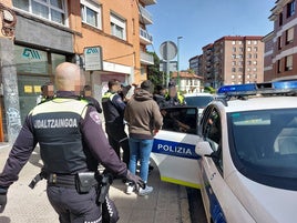 La Policía de Getxo acudió el lunes por la mañana a identificar a los okupas de Sarrikobaso número 11.