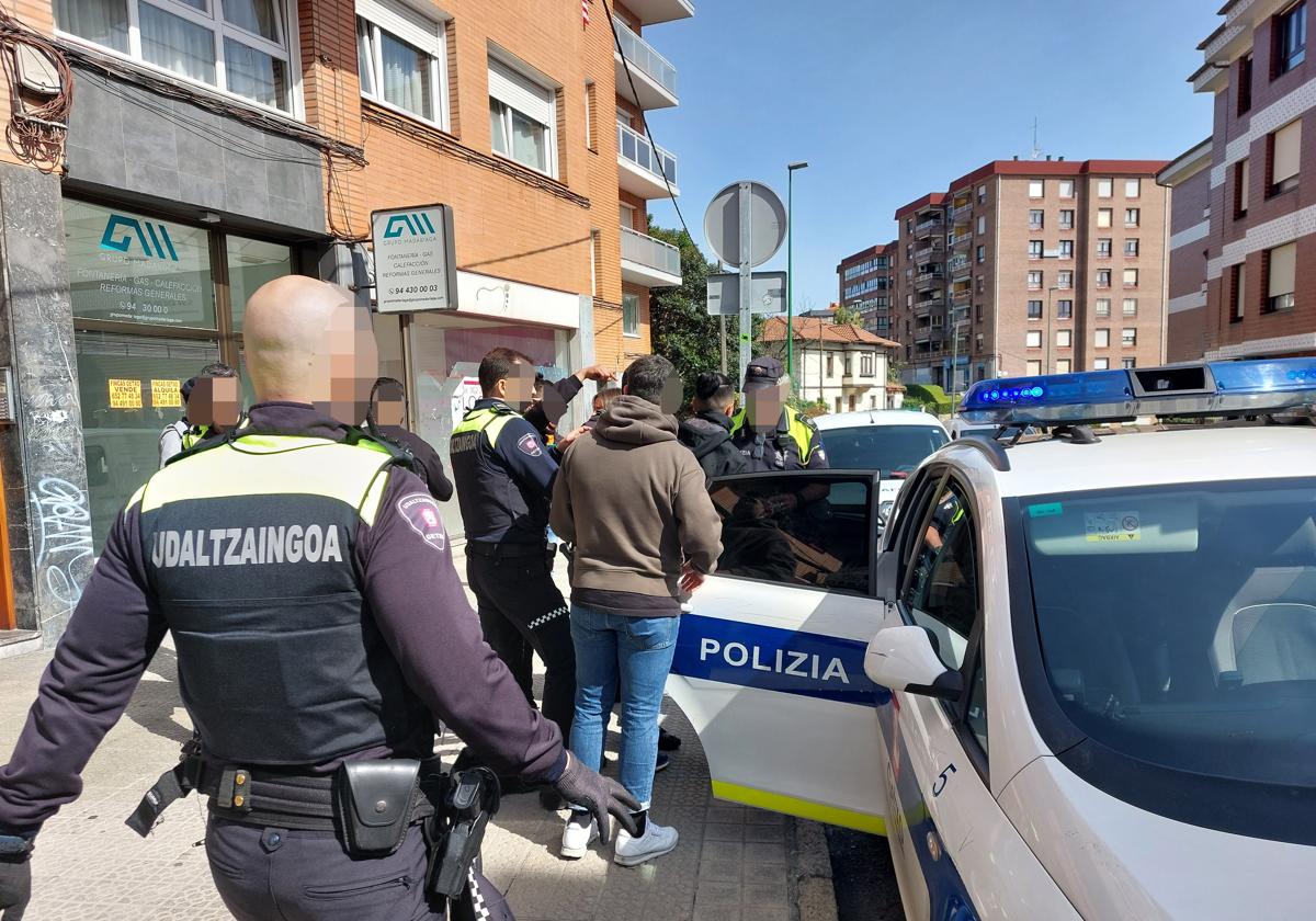 La Policía de Getxo acudió el lunes por la mañana a identificar a los okupas de Sarrikobaso número 11.