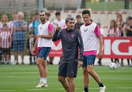 Valverde con Herrera en un entrenamiento en Lezama.