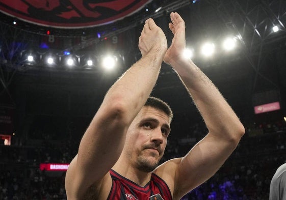 Vanja Marinkovic se despide de la afición del Baskonia tras el partido ante el UCAM Murcia.