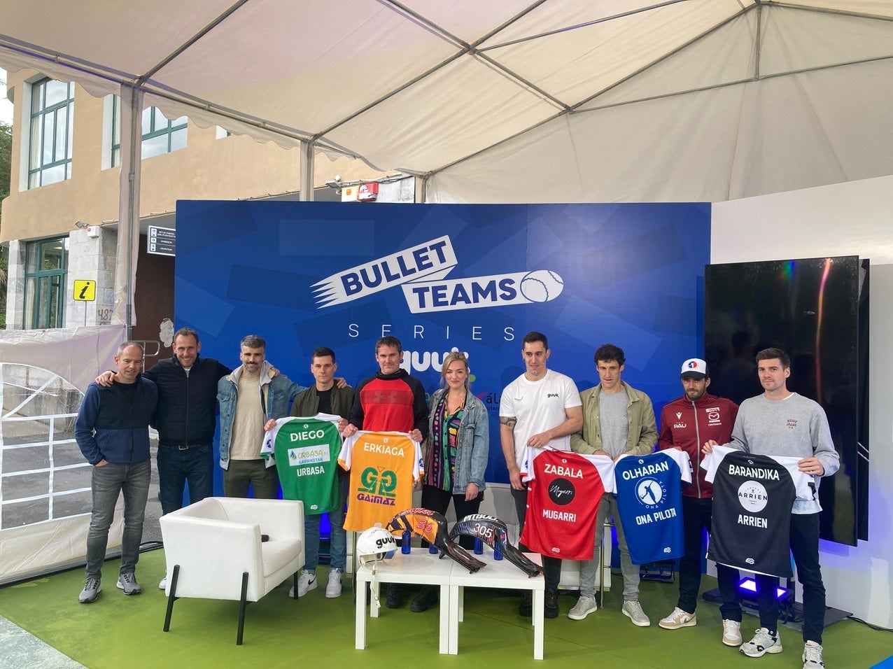 Capitanes de los equipos de cesta punta y organizadores durante la presentación