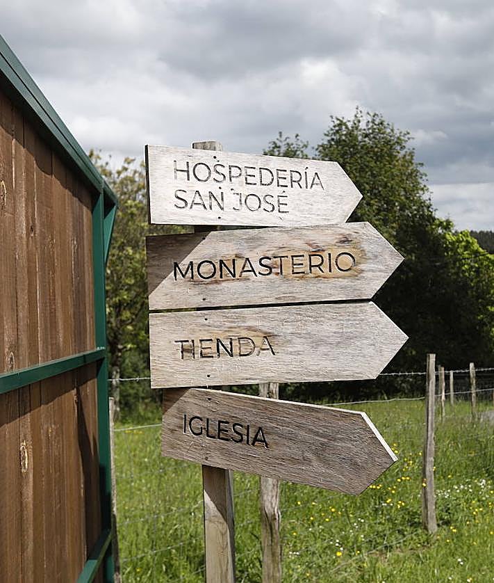 Imagen secundaria 2 - Detalle de la hospedería, que está unida al edificio principal del convento. En las otras imágenes, el caserío que forma parte del complejo, que albergó una casa rural sin licencia y hoy está alquilado a particulares, y los indicadores del monasterio.