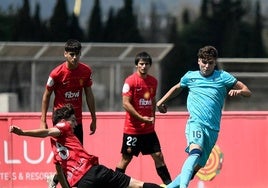 Lekuna trata de superar a Jandro en una acción del partido.