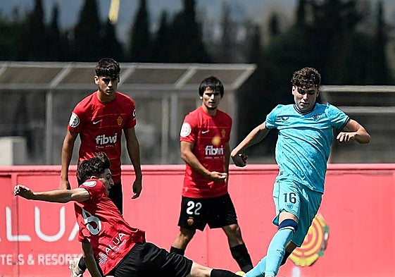 Lekuna trata de superar a Jandro en una acción del partido.