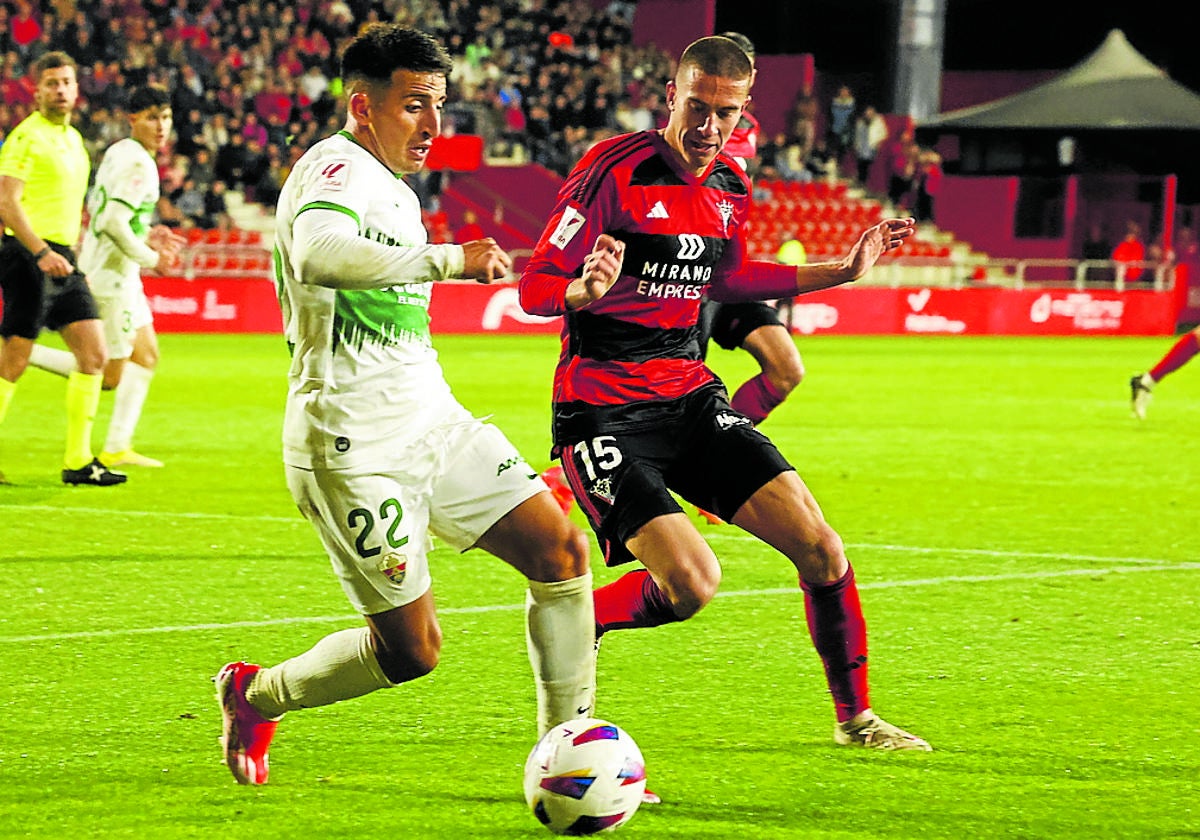 Tomeo, goleador rojillo, persigue a Nico.