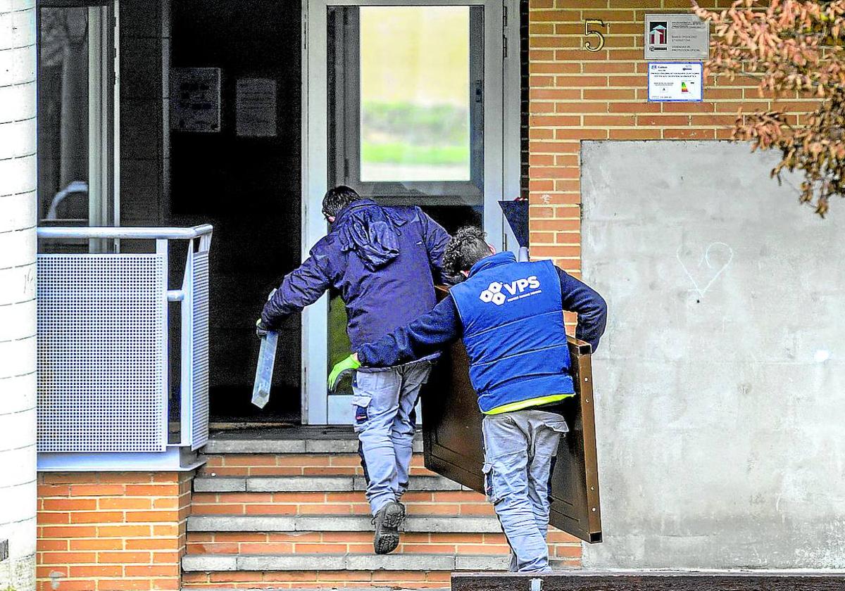 Operativo anterior para el desalojo de una vivienda okupada en la capital alavesa.