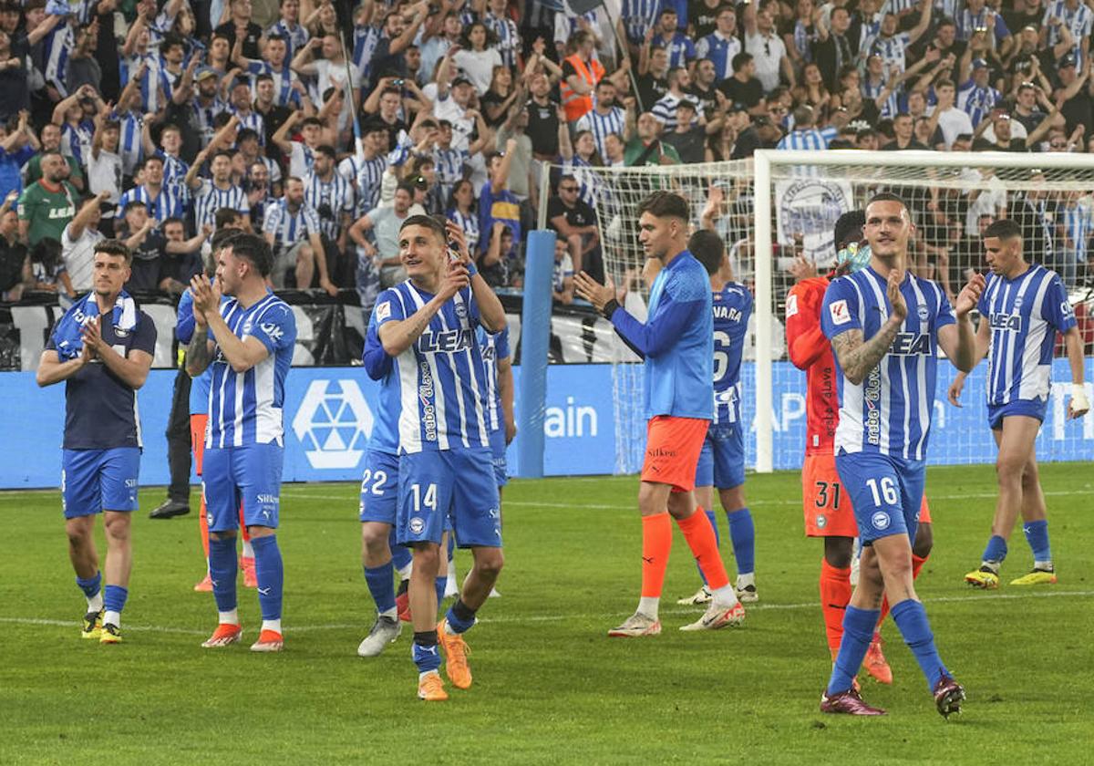 Los jugadores del Deportivo Alavés hacen la vuelta de honor tras el empate del último partido en Mendizorroza contra el Girona.