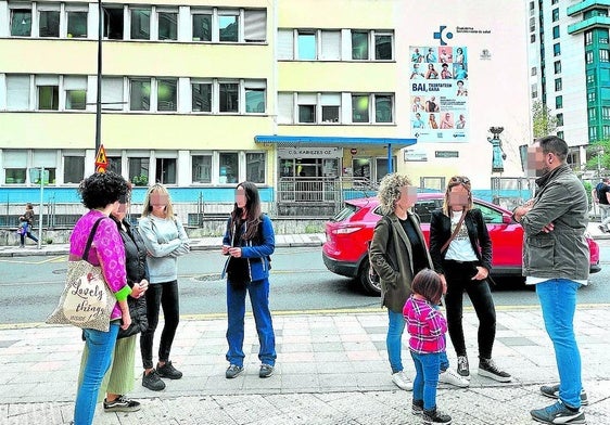 Padres afectados charlan delante del consultorio de Kabiezes.