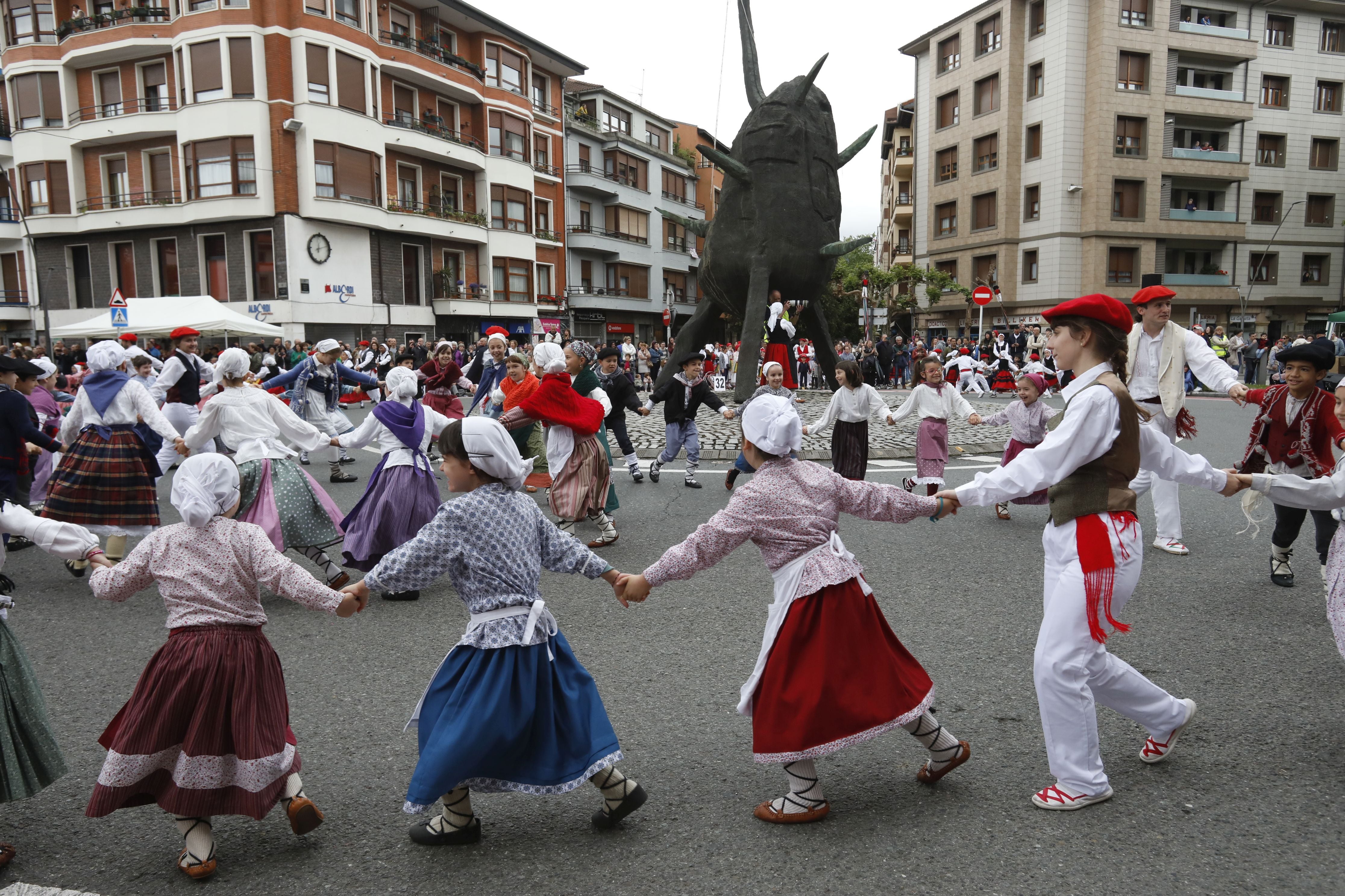 La gran fiesta de los bailes tradicionales en Amorebieta