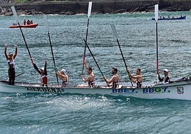 La tripulación de Zierbena saluda con los remos en alto a la afición tras su triunfo en Ondarroa.