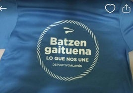 Venden en Wallapop la camiseta que el Alavés regaló este sábado por la permanencia: «De traca»