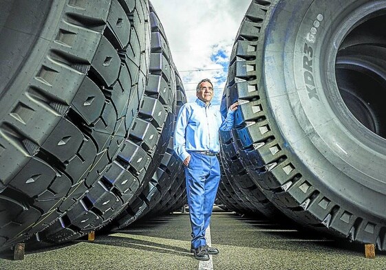 David Udakiola posa en el almacén en el que Michelin guarda las ruedas más grandes que hace la fábrica: las de ingeniería civil.