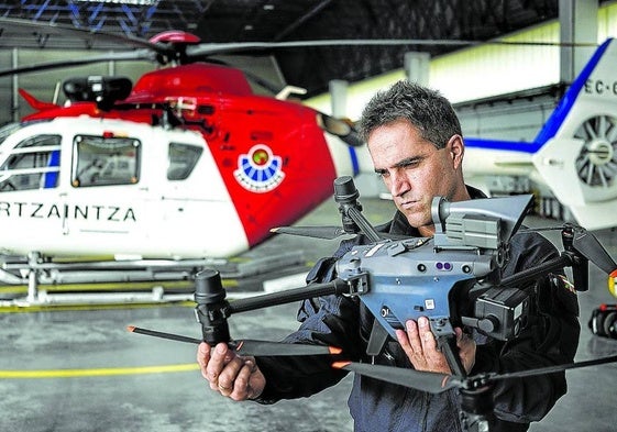 Asier Urrutia, director de Operaciones Aeronáuticas de la Ertzaintza, sostiene un dron M300 en la base de la unidad, en Iurreta.