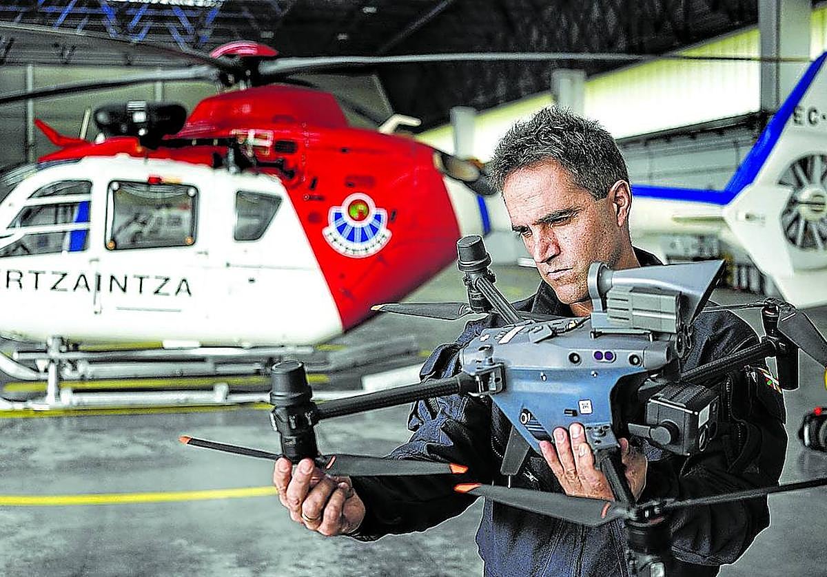 Asier Urrutia, director de Operaciones Aeronáuticas de la Ertzaintza, sostiene un dron M300 en la base de la unidad, en Iurreta.