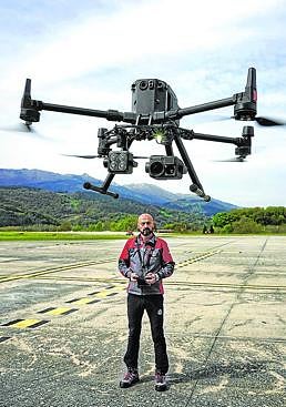 Imagen - Aitor maneja uno de los drones de la Ertzaintza.