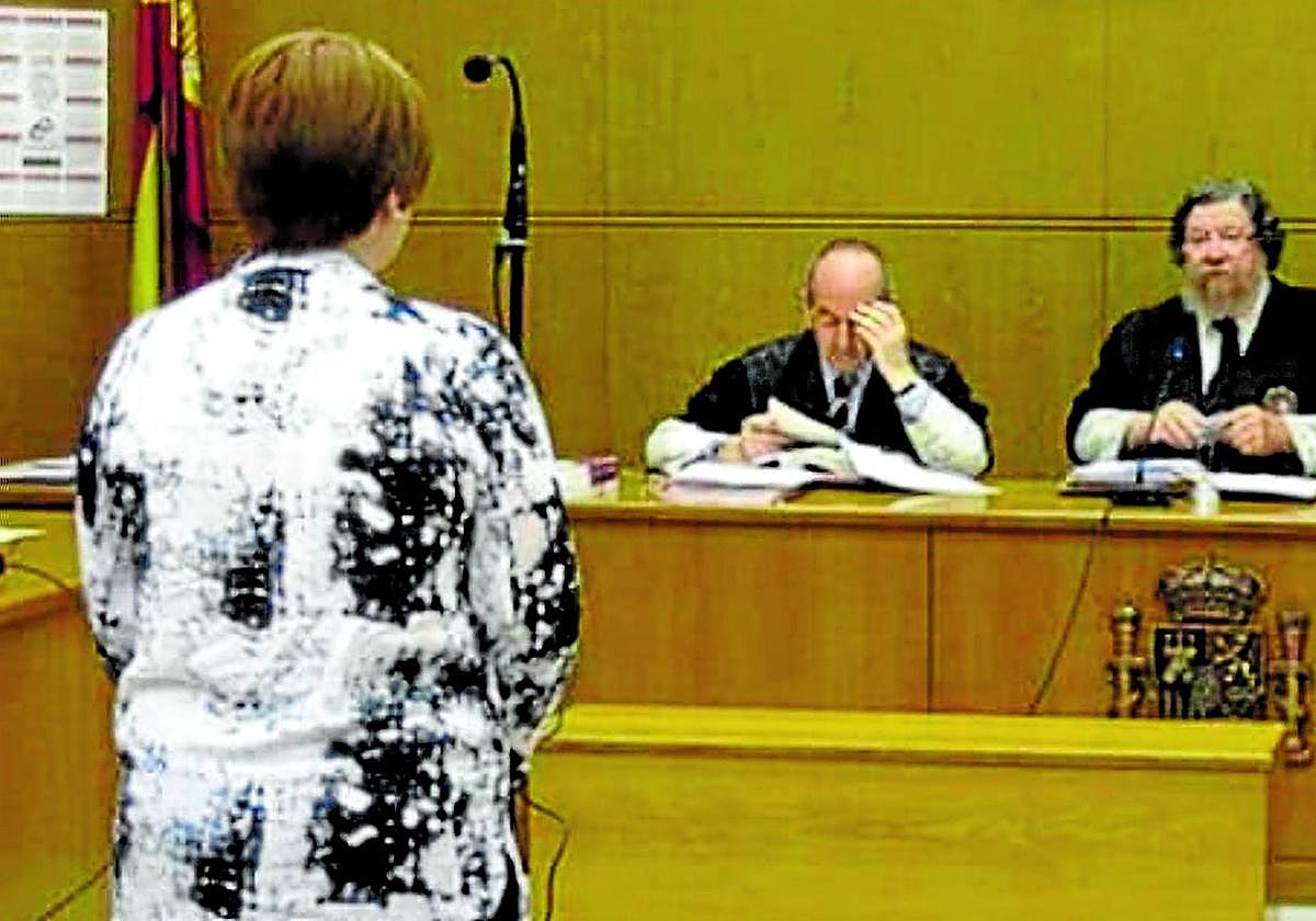 Sobre estas líneas, Ana V. O. en una declaración judicial por un caso de estafa.