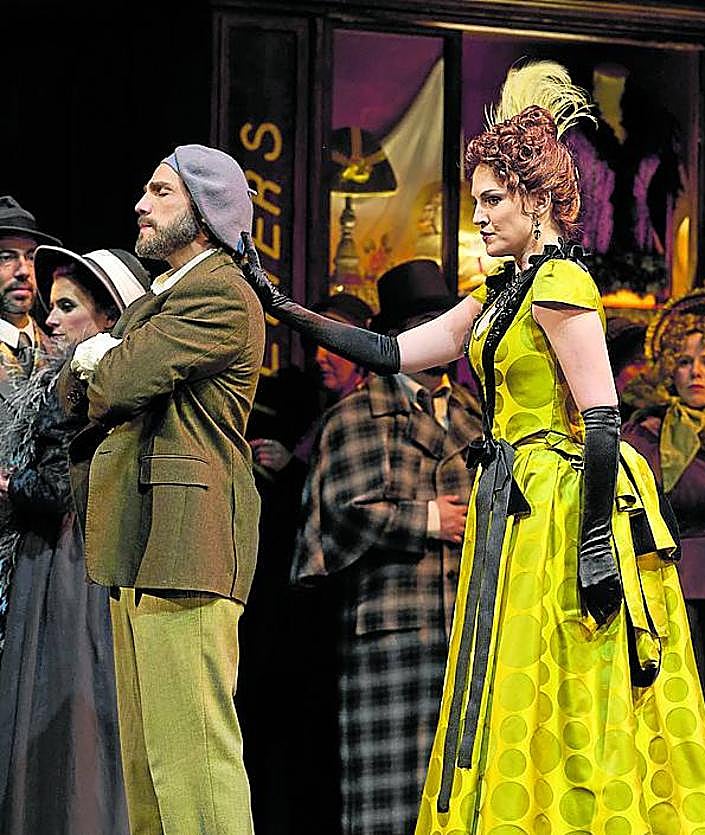 Imagen secundaria 2 - 1. Escena final en la buhardilla de los jóvenes bohemios. 2. Rodolfo (Celso Albelo) y Mimì (Miren Urbieta-Vega) viven un intenso amor. 3. Musetta (Marina Monzó) busca la atención de Marcello (Manel Esteve).