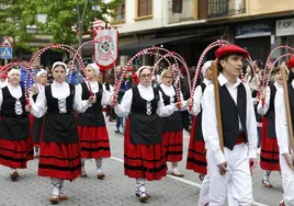 Gran fiesta de los bailes tradicionales en Amorebieta: «Las danzas vascas son una forma de vida»