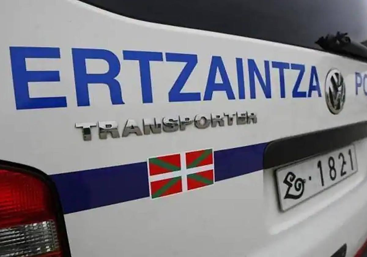 Herido el conductor de un vehículo tras volcar en Muxika