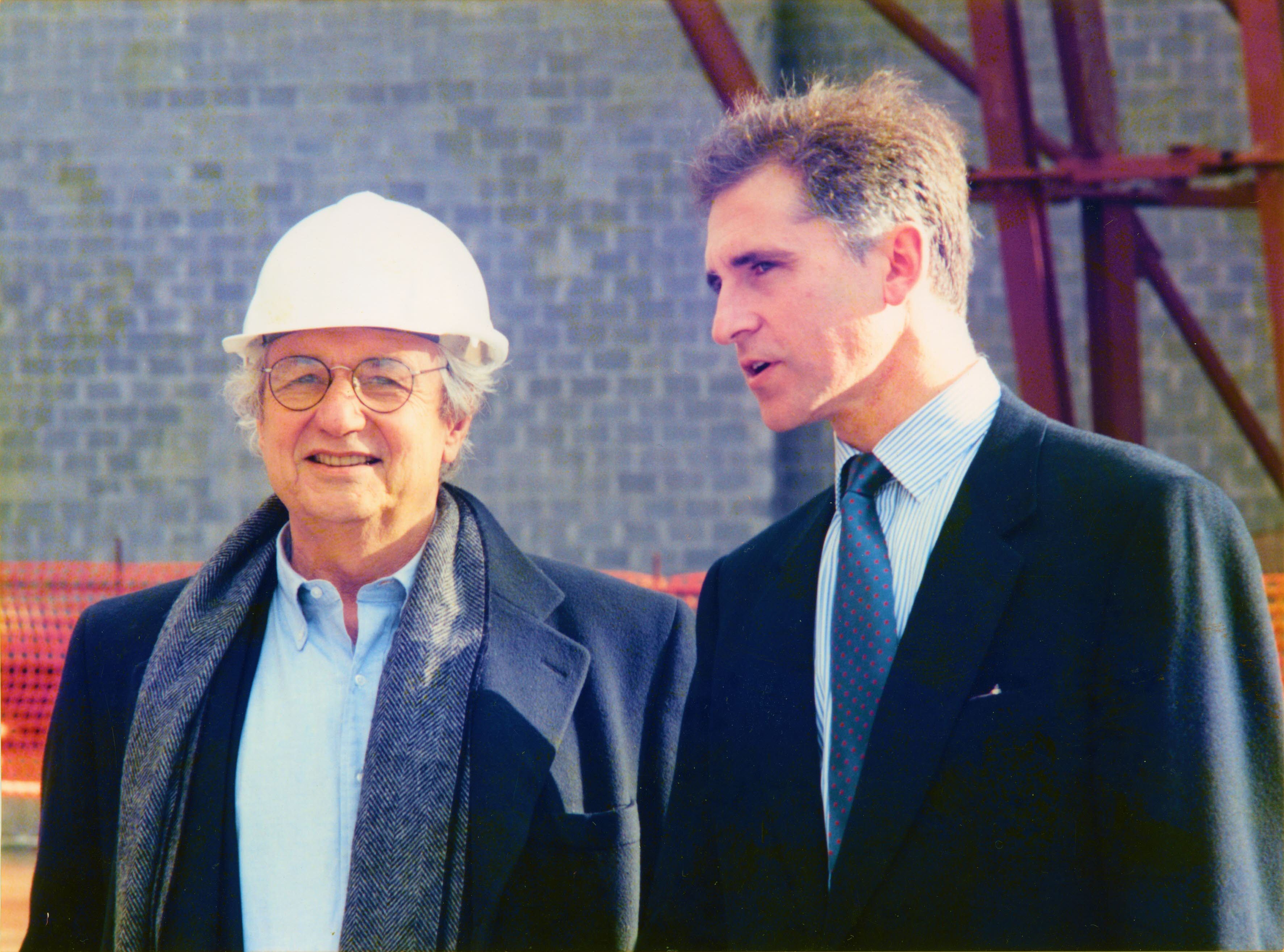 El arquitecto Frank Gehry junto a Juan Ignacio Vidarte durante las obras del Museo Guggenheim