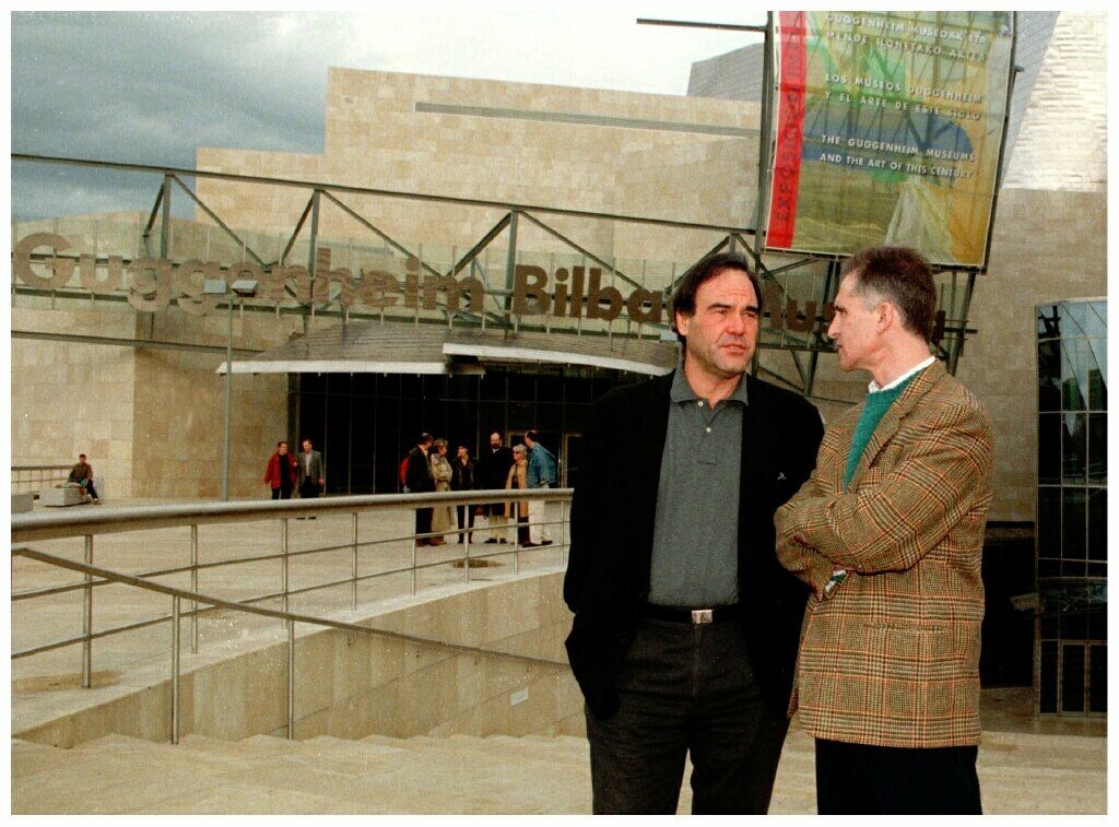 El director de cine norteamericano Oliver Stone conversa con Vidarte en el exterior del museo