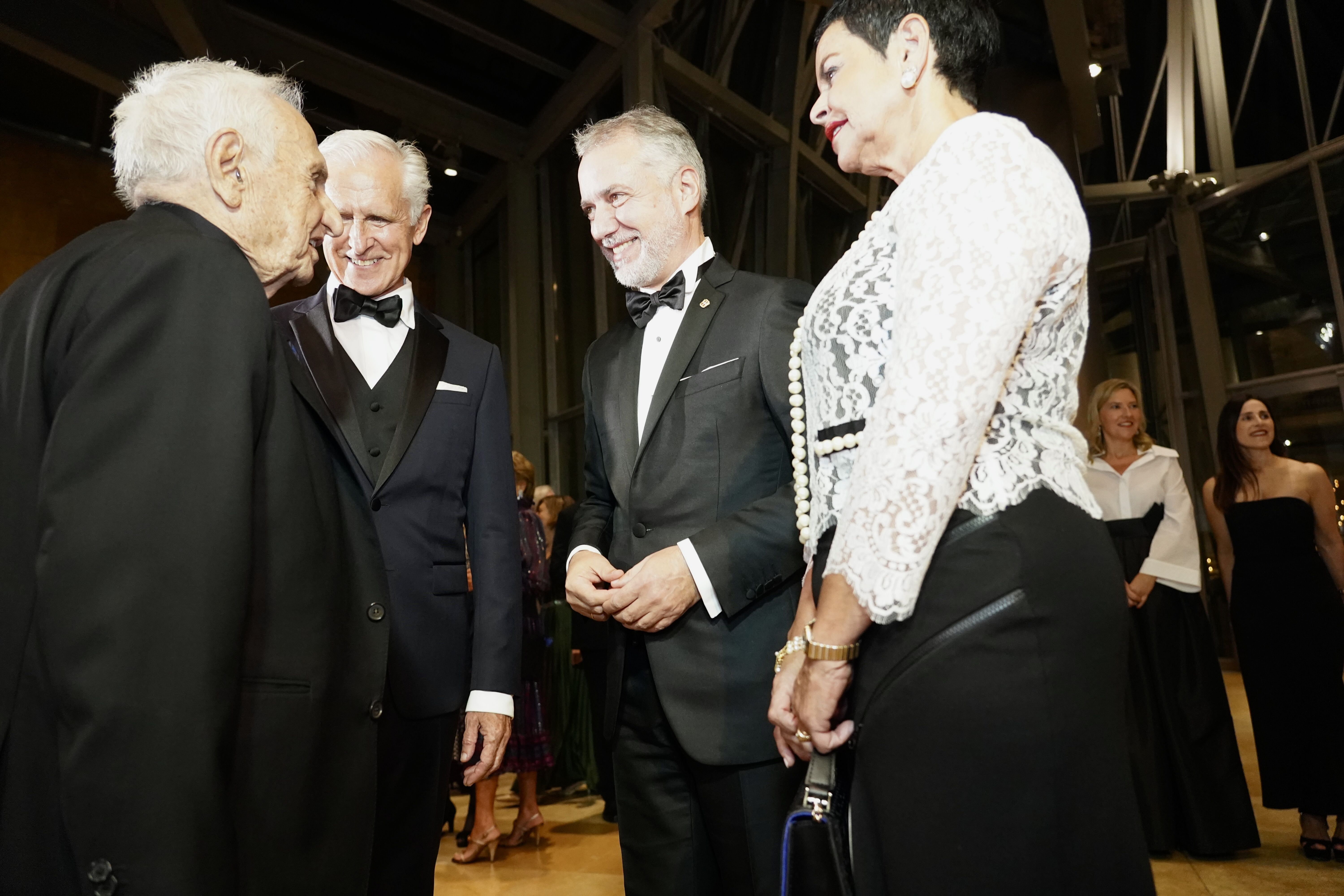 El arquitecto Frank Gerhy, el director del Museo Guggenheim Bilbao, Juan Ignacio Vidarte, el lehendakari, Iñigo Urkullu y su esposa Lucía Arieta-Araunabeña. 