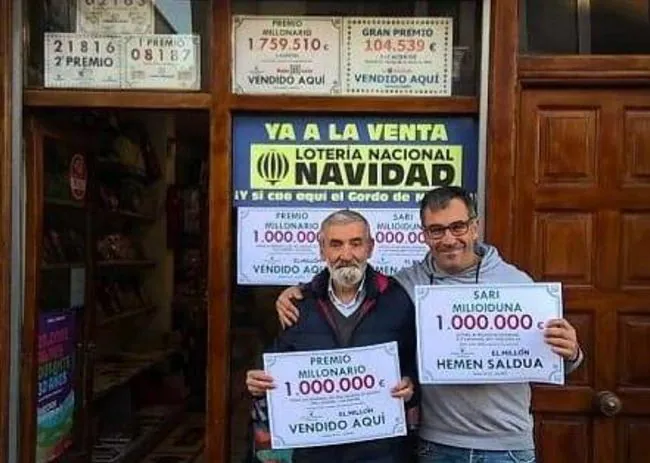 El propietario de la administración, Mikel Petite, celebra junto a su padre haber repartido el millón del sorteo de Euromillones.