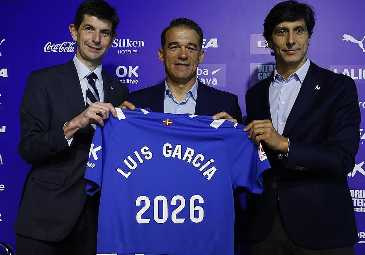 Luis García, en su acto de renovación como entrenador del Alavés.