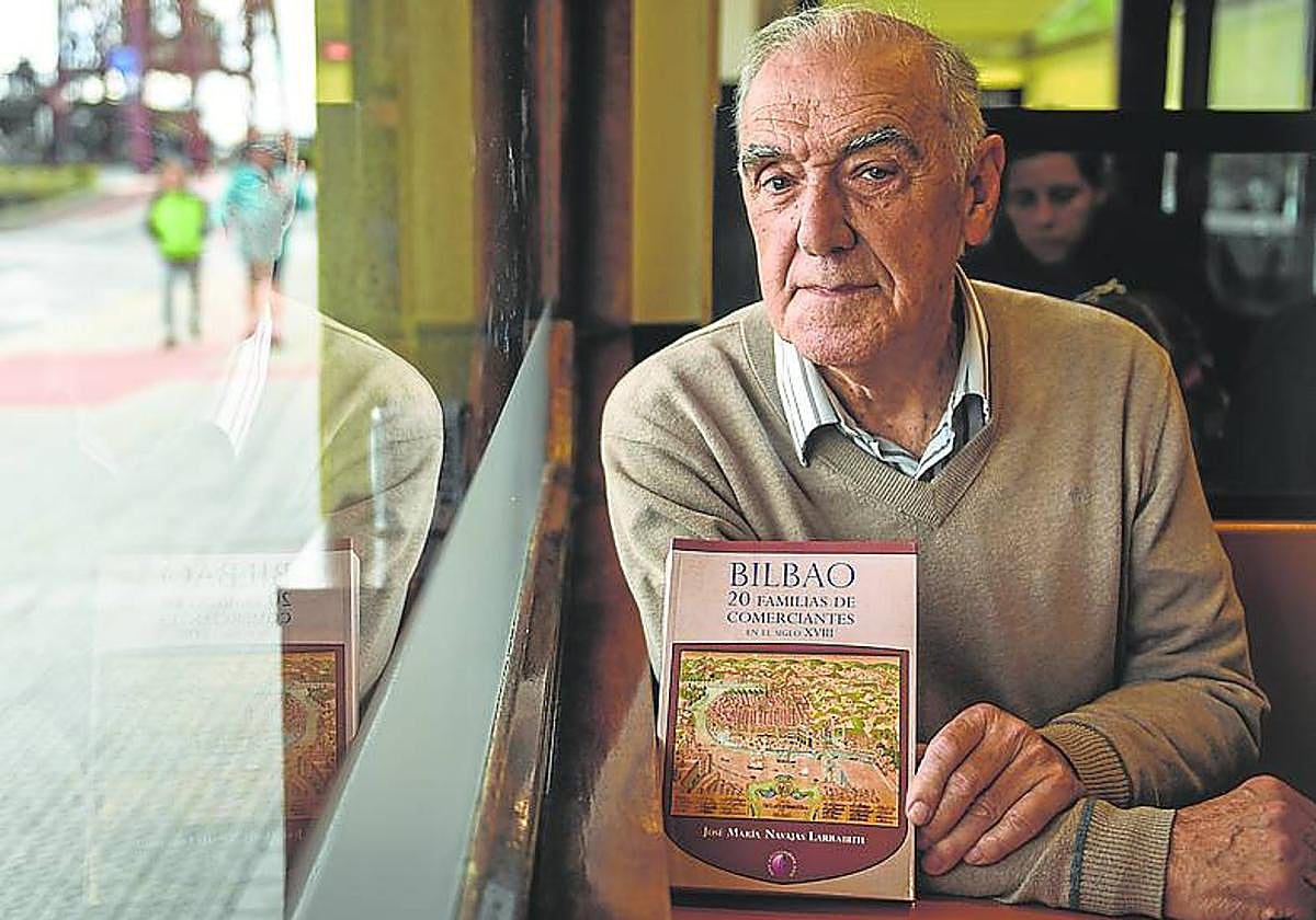 Navajas Larrabeiti, con un ejemplar de su libro.