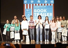 Los estudiantes premiados posan con los representantes municipales.