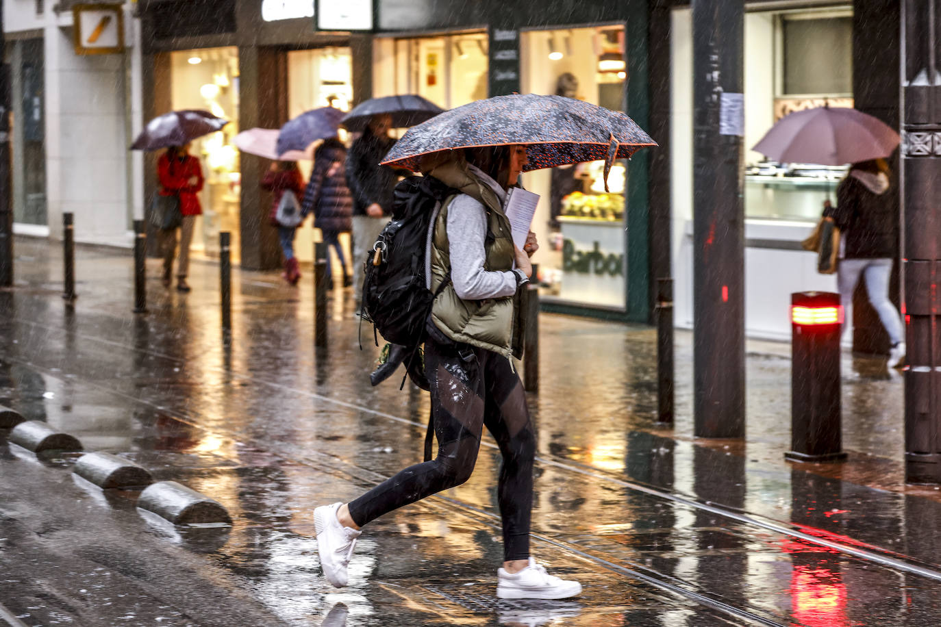 La tormenta de este lunes en Vitoria en imágenes