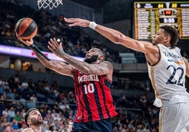 McIntyre culmina una bandeja durante un duelo de cuartos de Euroliga ante el Madrid.