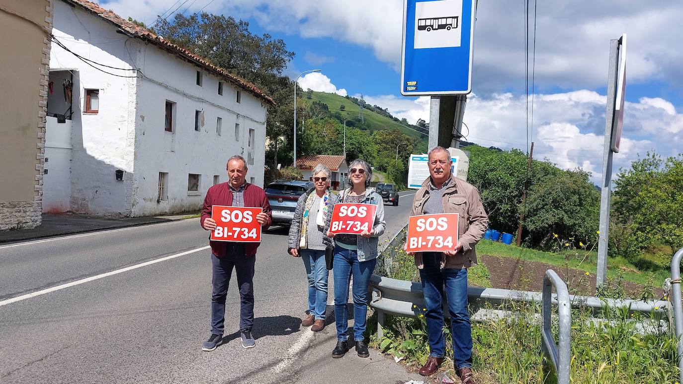 Juan Antonio Rojo, Sara Ibáñez, Gotzone de Miguel y Miguel Nafarrate, de la plataforma Larrigadakoak, instan a las instituciones a buscar cuanto antes soluciones a la inseguridad vial a lo largo de la carretera BI-734.