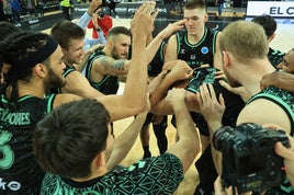 Los hombres de negro bromean tras el partido contra el Oporto en la FIBA Europe Cup.