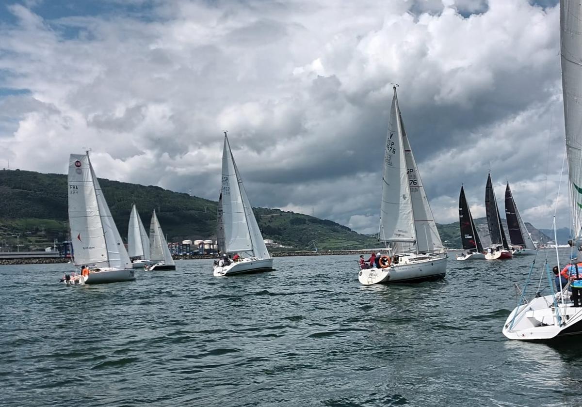 Las embarcacions en la salida en aguas de El Abra.