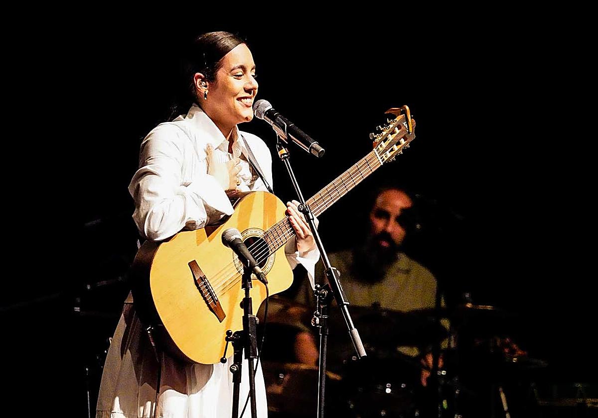Con el vestido blanco de la gira 'Con cariño y con cuidado'.
