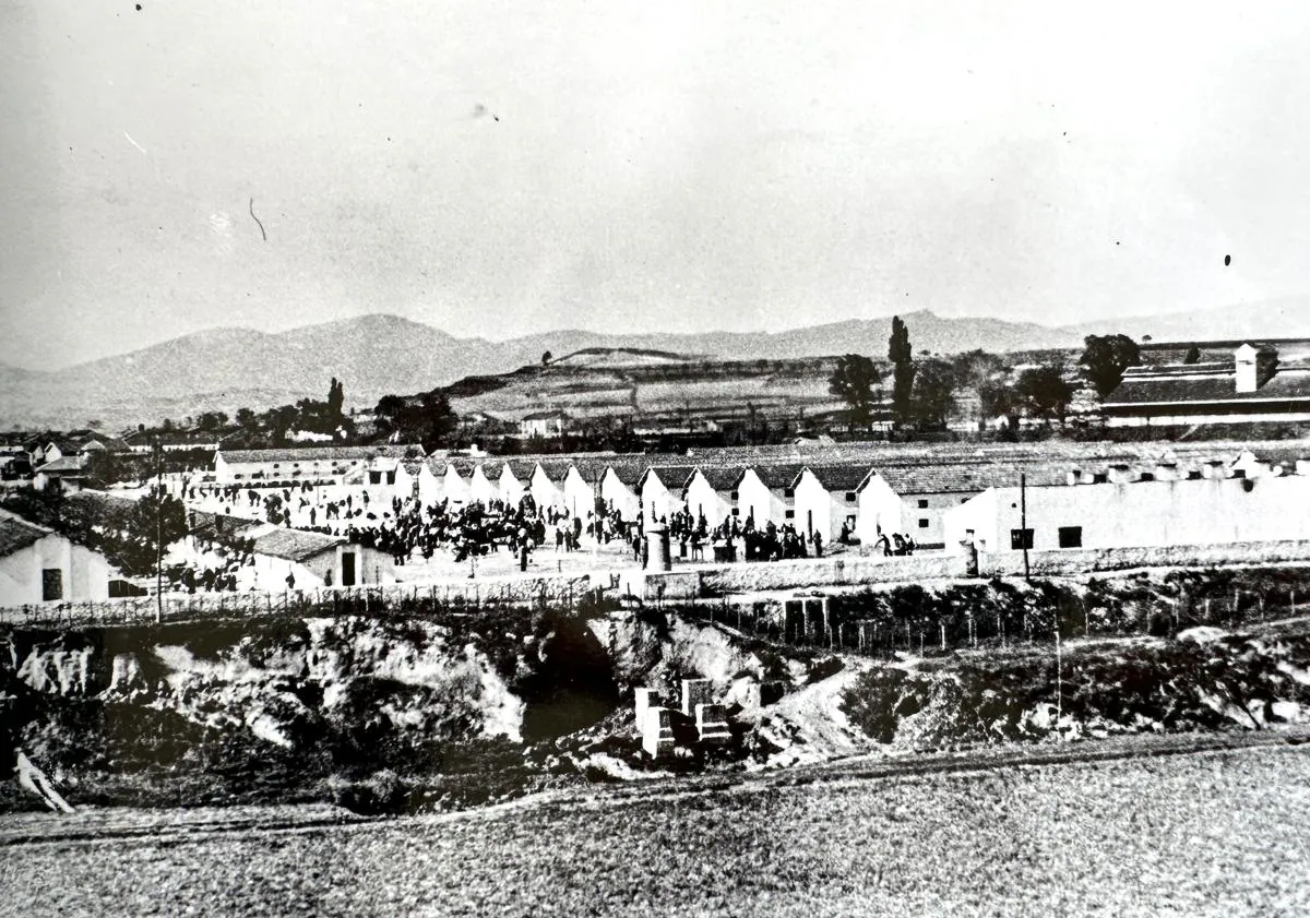 Imagen principal - Vista del complejo desde el río Bayas. Cocina y duchas.