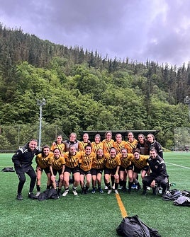 El equipo basauritarra posa en el último partido en Unbe contra el Eibar.