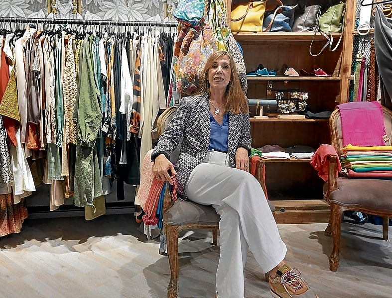 Charo Álvarez en su tienda de moda de Las Arenas.