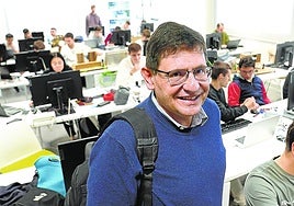 Montoya posa en un aula de As Fabrik, la sede de Mondragon Unibertsitatea en la isla de Zorrozaurre.