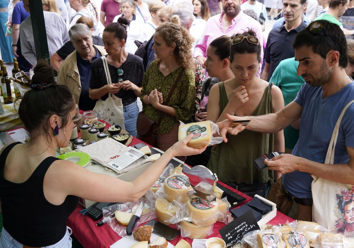 Imagen de archivo de una feria de quesos en Bilbao.