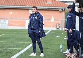 Ibai Gómez, con Fernando Amorebieta en un partido del Santutxu en Mallona.