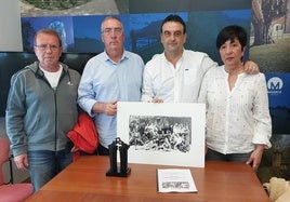 Los nietos del miliciano, José Antonio, José Ángel y Araceli, junto al alcalde de Muskiz, Eduardo Briones.